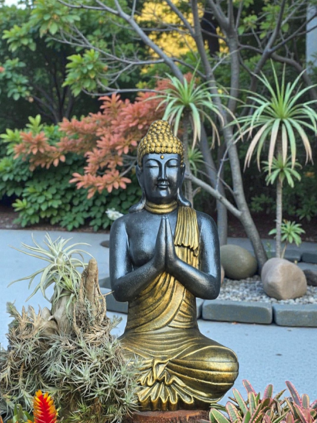 Concrete 90cm Praying Buddha